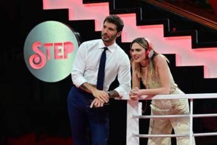 De Martino al concerto di Rosalía, al suo fianco Brenda Lodigiani: amore o amicizia? De Martino al concerto di Rosalía, al suo fianco Brenda Lodigiani: amore o amicizia?