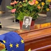 L'addio a Emma Bonino, oggi dalle 10 alle 19 riapre la camera ardente in Campidoglio