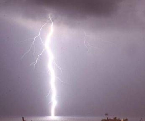 Brindisi, colpito da fulmine mentre pesca su scogli: morto un 70enne