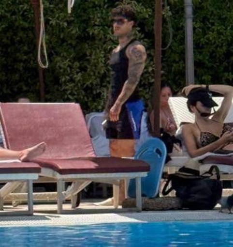 Tony Effe, relax in piscina alla vigilia del concerto al Circo Massimo