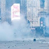 Guerriglia a Milano, notte di attesa per i genitori dei fermati: "Metà sono minori... l'altra metà pirla"