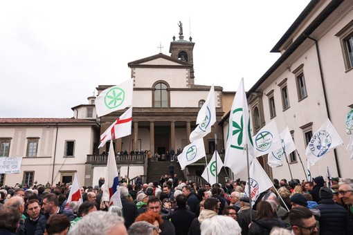 A Pontida l’ultimo saluto dei militanti leghisti a Bossi A Pontida l’ultimo saluto dei militanti leghisti a Bossi