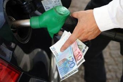Carburanti, nuova ondata di rialzi: il gasolio torna sopra i due euro a litro Carburanti, nuova ondata di rialzi: il gasolio torna sopra i due euro a litro