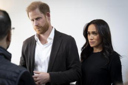 Meghan Markle raggiunge Harry in Gb, ma non apparirà in pubblico: la decisione Meghan Markle raggiunge Harry in Gb, ma non apparirà in pubblico: la decisione
