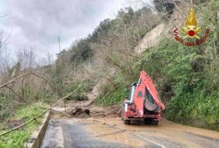 Maltempo in Calabria, frane e strade allagate. Nel Vibonese crolla atrio in una scuola