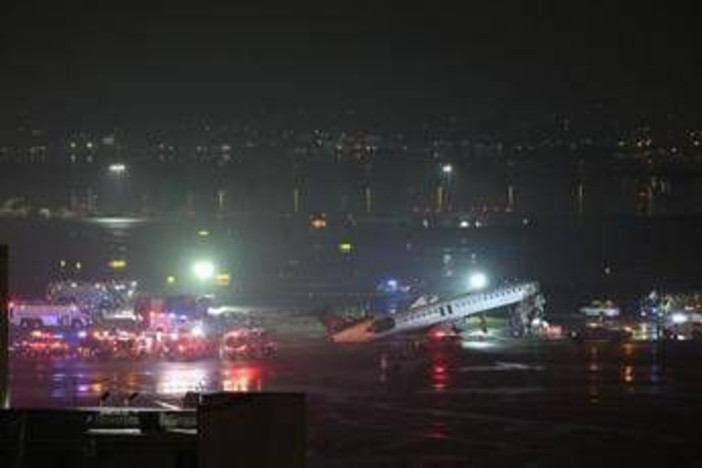 Incidente su pista all'aeroporto LaGuardia di New York, aereo in fase di atterraggio si scontra con un veicolo