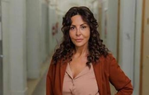 Oggi in prima serata su Canale 5 debutta 'A Testa alta' con Sabrina Ferilli