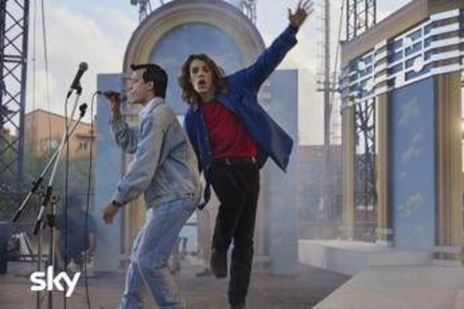 Hanno ucciso l'uomo ragno, stasera la serie tv sugli 883 in chiaro Hanno ucciso l'uomo ragno, stasera la serie tv sugli 883 in chiaro