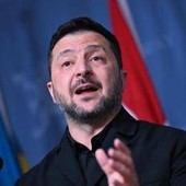 Ucraina, Zelensky: "Missili russi ancora contro Kiev, Usa bloccano fornitura di Patriot"