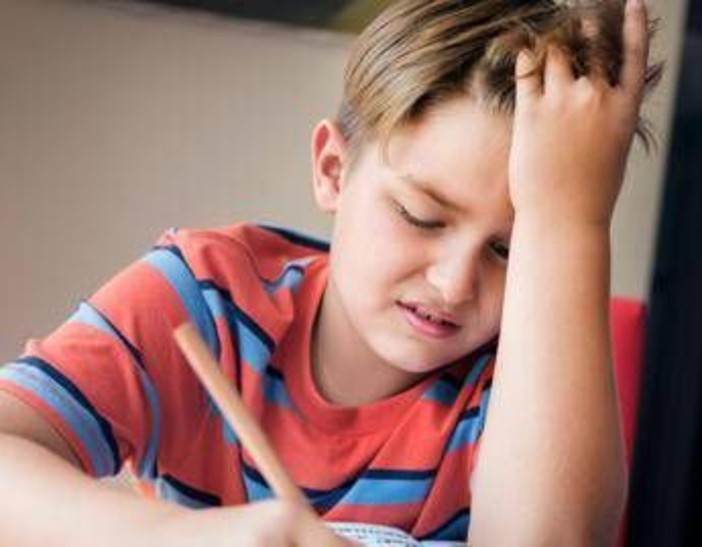 Emicrania, un bambino su 10 ne soffre con effetti sul rendimento: "Farmaci ci sono ma solo per adulti"