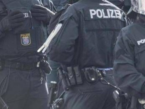 Germania, donna accoltella e ferisce due passanti a Monaco: morta dopo sparo polizia