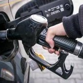 Caro carburante, prezzi benzina e diesel salgono ancora: senza taglio accisa gasolio a 2,4 euro Caro carburante, prezzi benzina e diesel salgono ancora: senza taglio accisa gasolio a 2,4 euro
