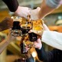 "Troppi voli dirottati a causa di passeggeri ubriachi", Ryanair chiede di vietare l'alcol negli aeroporti al mattino