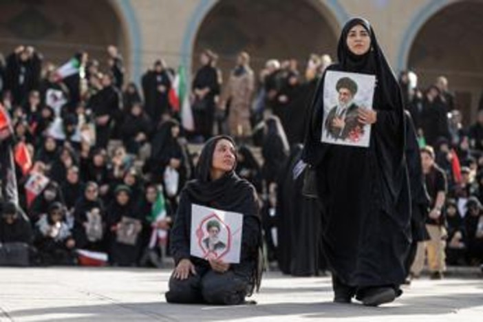 Iran-Usa, colloqui in pausa per i funerali di Khamenei: attese milioni di persone