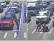Anziano in carrozzina non riesce ad attraversare strada, lo aiuta... Spiderman