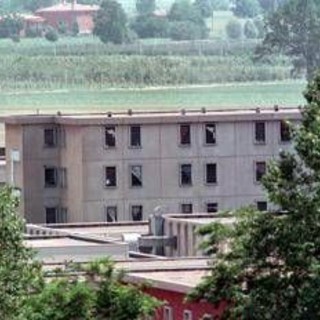Bologna, condannato per la strage di Corinaldo esce dal carcere per laurearsi e fugge