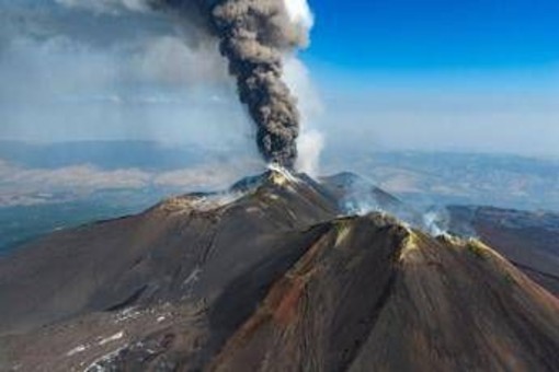 Eruzione Etna, voli in arrivo sospesi fino alle 12 all'aeroporto di Catania