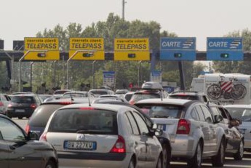 Tutti in viaggio, primo weekend da bollino nero: oltre 26 milioni di auto sulle strade Tutti in viaggio, primo weekend da bollino nero: oltre 26 milioni di auto sulle strade