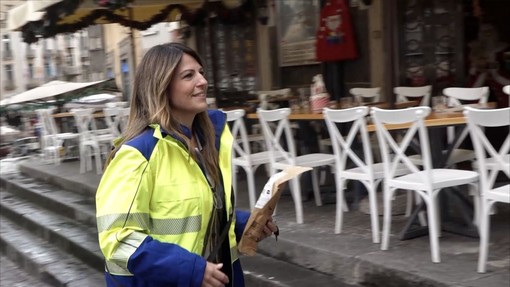 Napoli, il portalettere al servizio della comunità nel centro storico Napoli, il portalettere al servizio della comunità nel centro storico