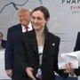 G7, Trump arriva per ultimo alla riunione dei leader: "Sono il boss"