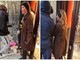 Parigi, donna prova a fermare i saccheggiatori: "Perché lo fate?"