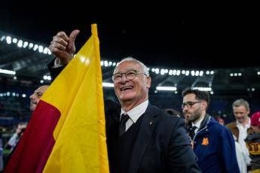 Venditti, sorpresa durante il concerto. Ranieri sale sul palco: &quot;Grazie Roma&quot; - Il video