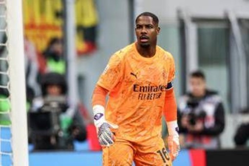 Manata di Maignan a Politano, niente espulsione: polemiche in Napoli-Milan Manata di Maignan a Politano, niente espulsione: polemiche in Napoli-Milan