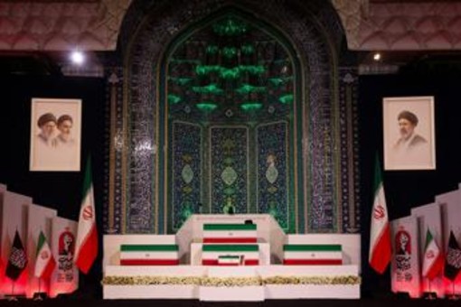 Iran, la bara di Khamenei esposta nella Grande Moschea: funerali da domani