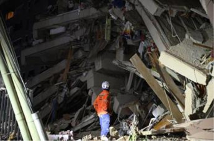 Terremoto colpisce Venezuela, due scosse di magnitudo 7.2 e 7.5: crollano palazzi a Caracas