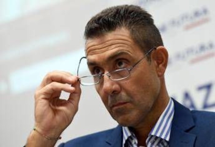 Vannacci: "Zelensky non ha scelta, sì a Trump e basta mandare i suoi al massacro" Vannacci: "Zelensky non ha scelta, sì a Trump e basta mandare i suoi al massacro"
