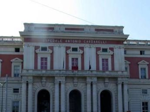 Napoli, paziente si lancia nel vuoto al Cardarelli: tragedia in terapia intensiva grandi ustionati Napoli, paziente si lancia nel vuoto al Cardarelli: tragedia in terapia intensiva grandi ustionati