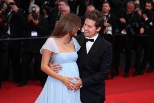 L'ex star di 'Zack e Cody' Dylan Sprouse e Barbara Palvin aspettano un figlio, la rivelazione a Cannes L'ex star di 'Zack e Cody' Dylan Sprouse e Barbara Palvin aspettano un figlio, la rivelazione a Cannes