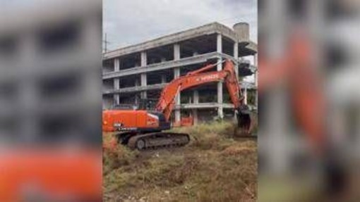 A Roma al via le operazioni di demolizione del "palazzo della droga" a Tor Sapienza - IL VIDEO