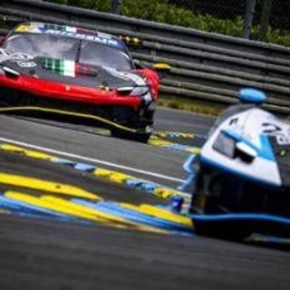 Follia a Le Mans, pilota prende a pugni finestrino dopo tamponamento con Ferrari