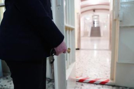 Carceri, rapporto Antigone: "Condizioni al limite della sopravvivenza tra caldo estremo e sovraffollamento record" Carceri, rapporto Antigone: "Condizioni al limite della sopravvivenza tra caldo estremo e sovraffollamento record"