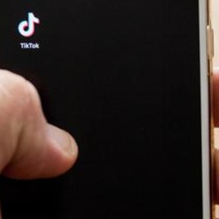 TikTok sotto accusa in Europa: "Viola leggi Ue, account minori a rischio" TikTok sotto accusa in Europa: "Viola leggi Ue, account minori a rischio"