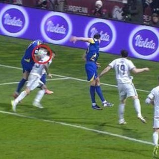 Bosnia-Italia: fallo di mano di Dzeko sul gol del pari, poi gli azzurri reclamano un'espulsione. Cos'è successo Bosnia-Italia: fallo di mano di Dzeko sul gol del pari, poi gli azzurri reclamano un'espulsione. Cos'è successo