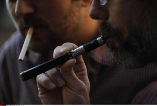Oncologi: "In 4 anni raddoppiato uso sigarette elettroniche e tabacco riscaldato"