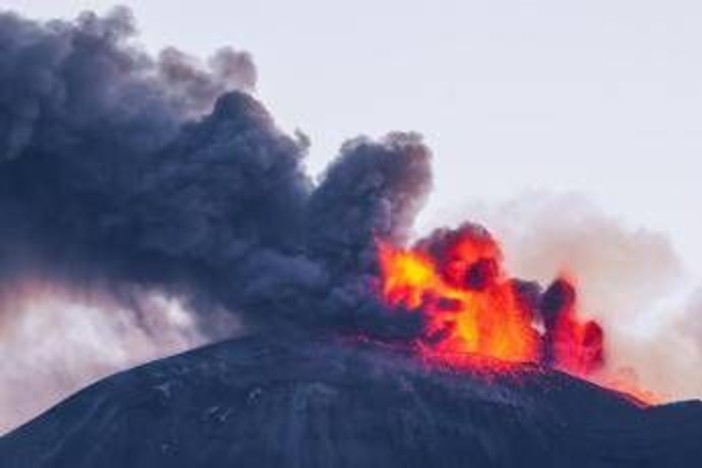 Etna in eruzione, nube di cenere alta 4 chilometri: allerta per il traffico aereo Etna in eruzione, nube di cenere alta 4 chilometri: allerta per il traffico aereo
