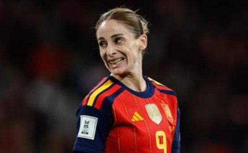 Va a giocare in Arabia, cancella dai social le foto di figlia e compagna: il 'caso' della calciatrice Esther Gonzalez Va a giocare in Arabia, cancella dai social le foto di figlia e compagna: il 'caso' della calciatrice Esther Gonzalez