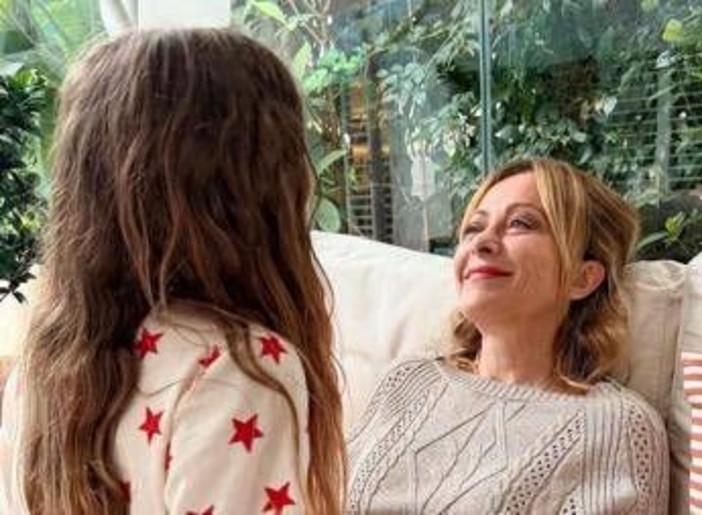 Festa della mamma, da Meloni a Conte gli auguri della politica