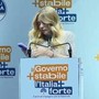 Meloni, la telefonata e il discorso interrotto a Bari: "È mia figlia, scusate..."