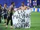 Argentina-Inghilterra, Lo Celso e Otamendi con striscione per Malvinas: rischio squalifica Argentina-Inghilterra, Lo Celso e Otamendi con striscione per Malvinas: rischio squalifica