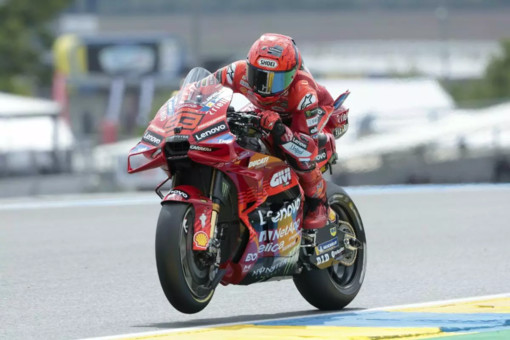 Marc Marquez vince anche la sprint di Le Mans, caduta per Bagnaia