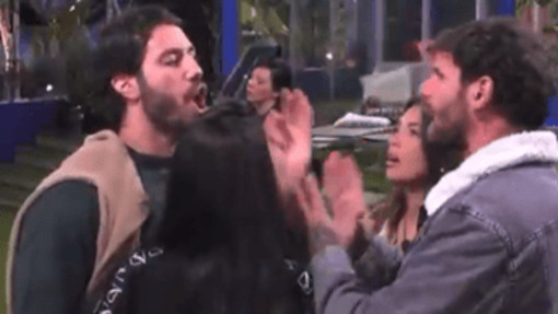 Caos al Grande Fratello, Omer si abbassa i pantaloni e Jonas lo attacca Caos al Grande Fratello, Omer si abbassa i pantaloni e Jonas lo attacca