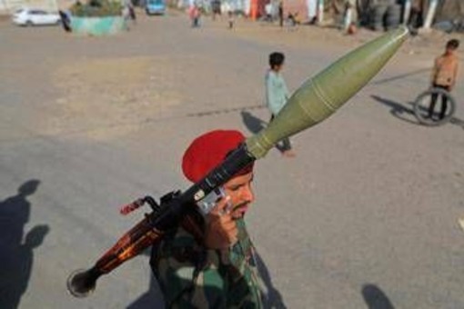 Yemen, gli Houthi conquistano Mayyun e attaccano base in Arabia Saudita: alta tensione nel Mar Rosso
