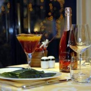 Cenone di Capodanno, da numero bicchieri a centimetri tra i piatti: 5 errori da evitare a tavola