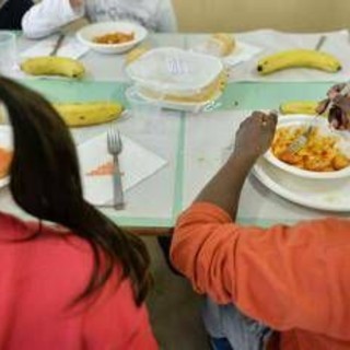 Bimbi a tavola, studio: "Mangiare senza aiuto favorisce sviluppo linguaggio"