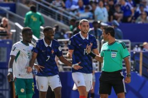Francia-Senegal, contatto Mbappé-Mané e rigore negato: furia Deschamps e tv 'ingannate' Francia-Senegal, contatto Mbappé-Mané e rigore negato: furia Deschamps e tv 'ingannate'