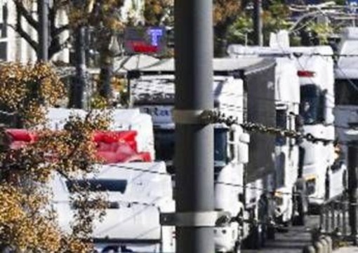 Caro carburanti, autotrasportatori sospendono sciopero dopo incontro a Palazzo Chigi. Via libera a nuovo decreto accise